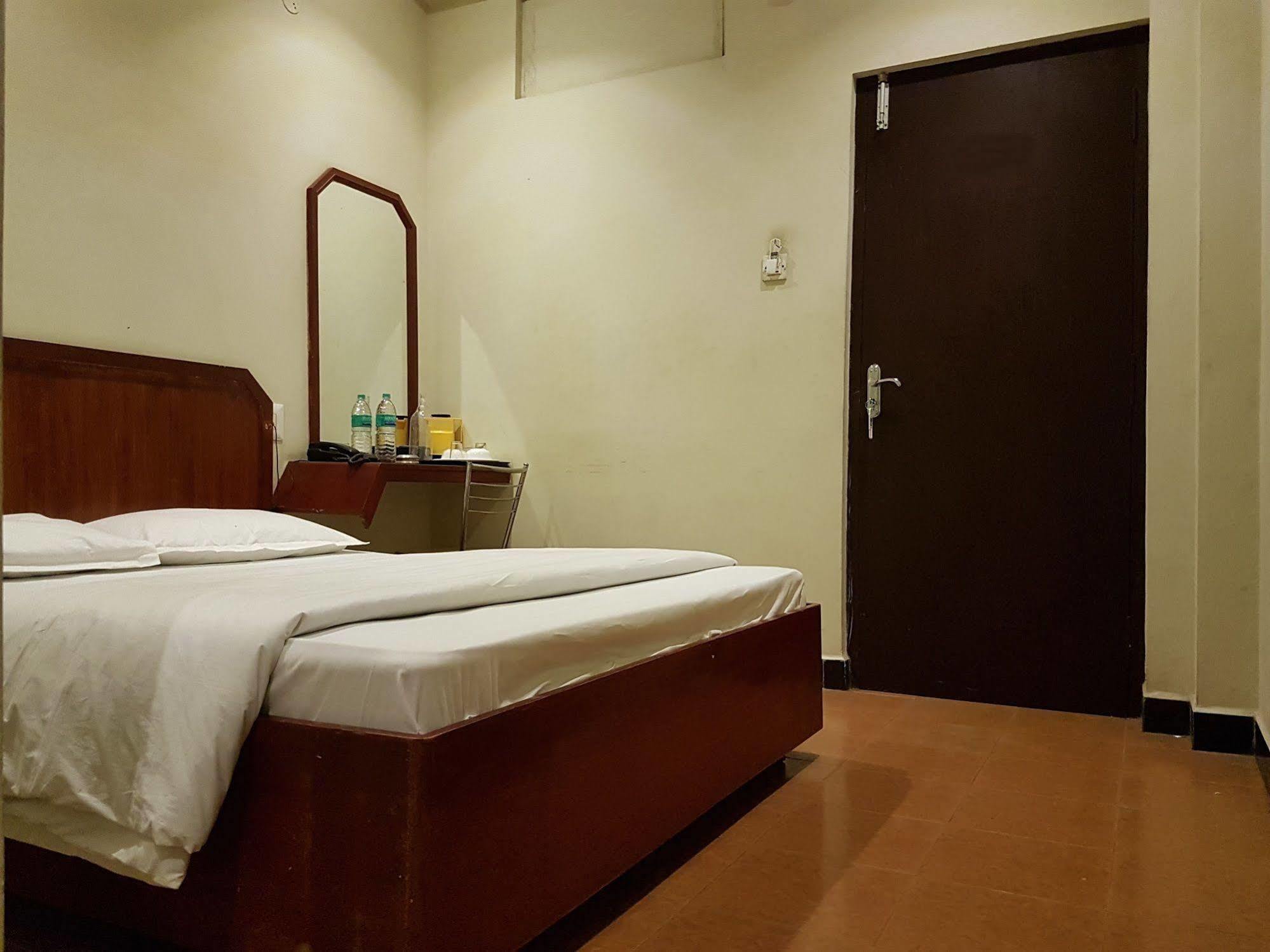Deluxe Hotel شيناي المظهر الخارجي الصورة